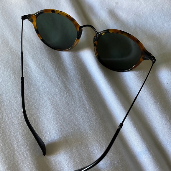 Ray-Ban Round Fleck Sunglasses - Picture 3 of 8